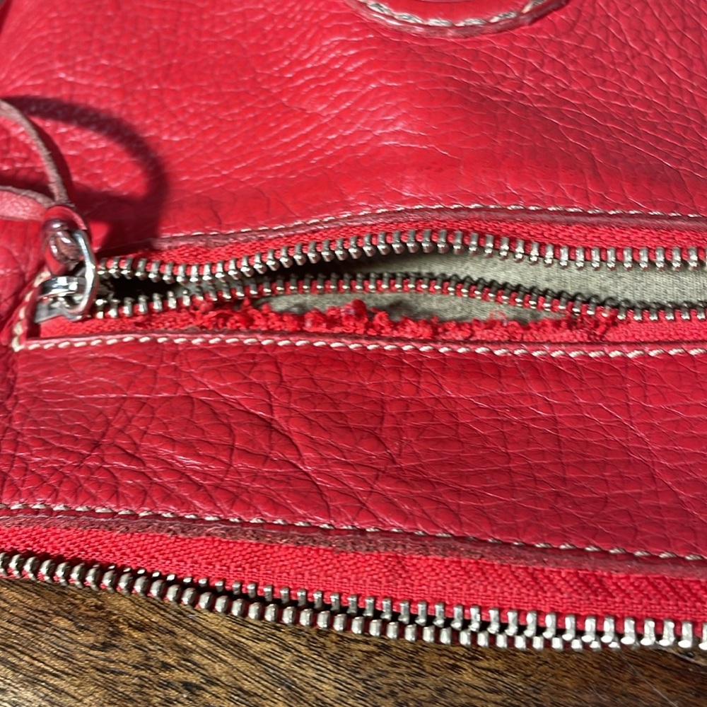 Roots pebbled leather red purse with long crossbody strap.  Made in Canada - Picture 15 of 17
